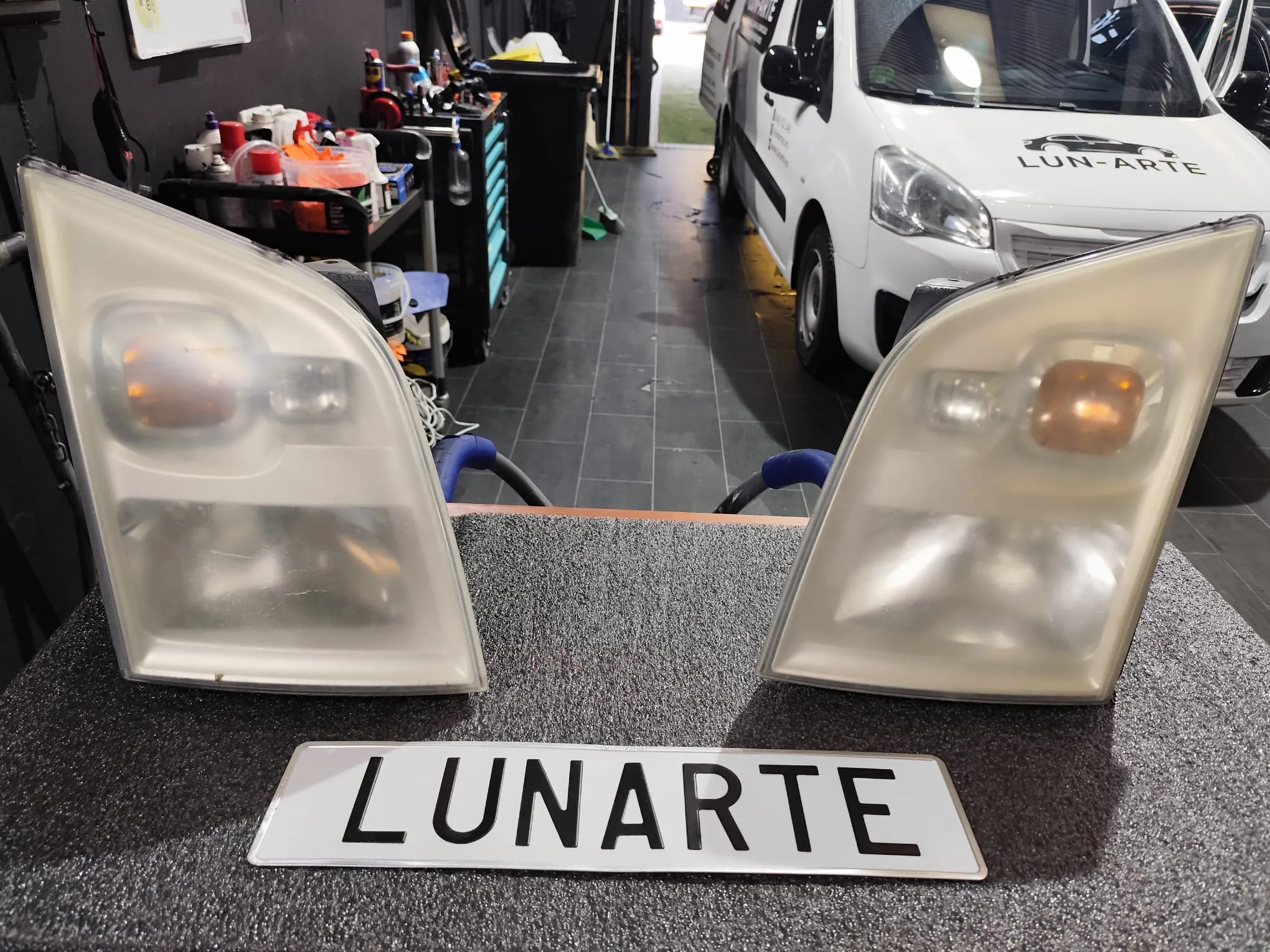 Faros opacos de furgoneta antes de restaurar con placa Lunarte