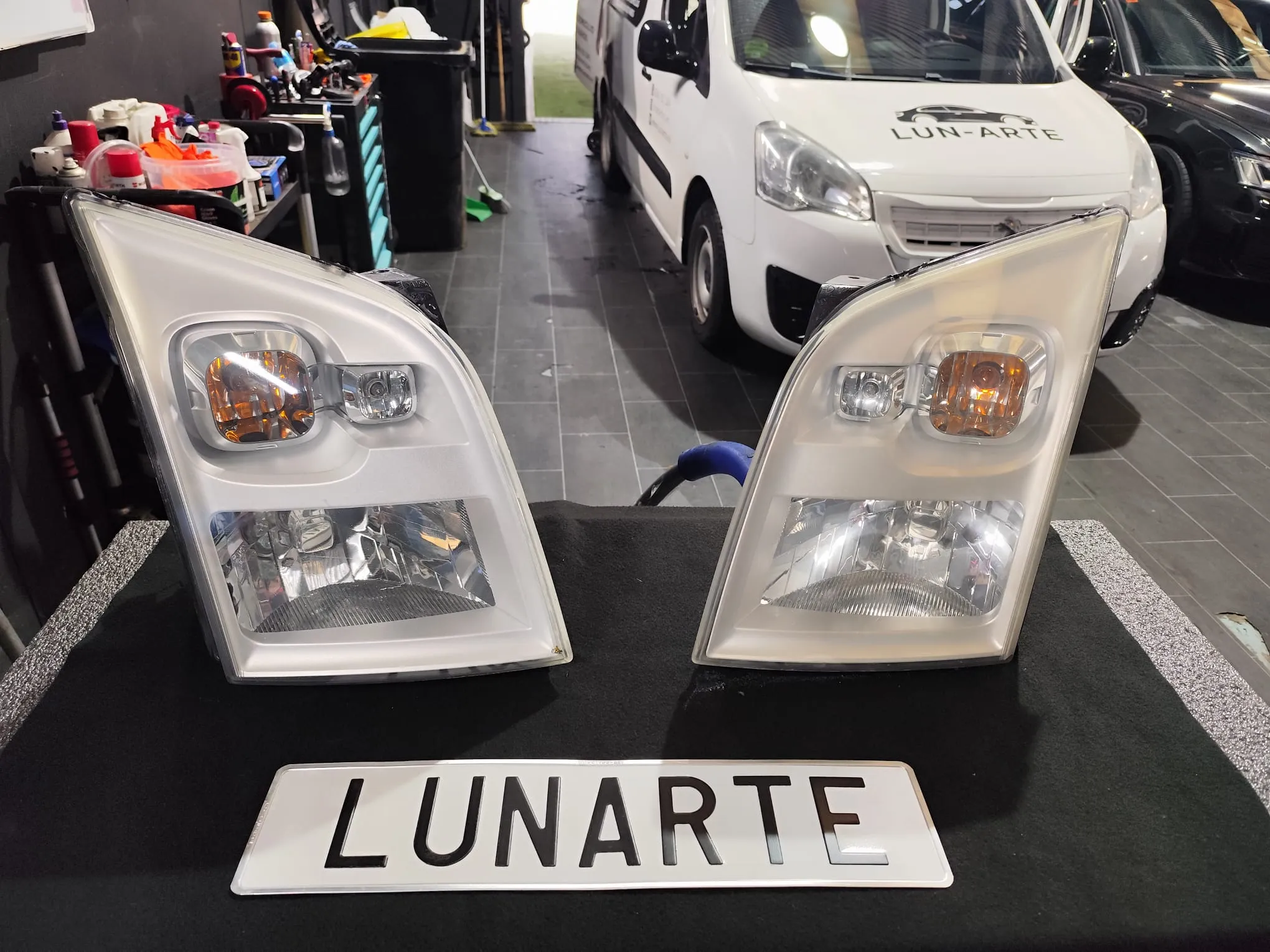 Faros de furgoneta restaurados y transparentes tras pulido Lunarte