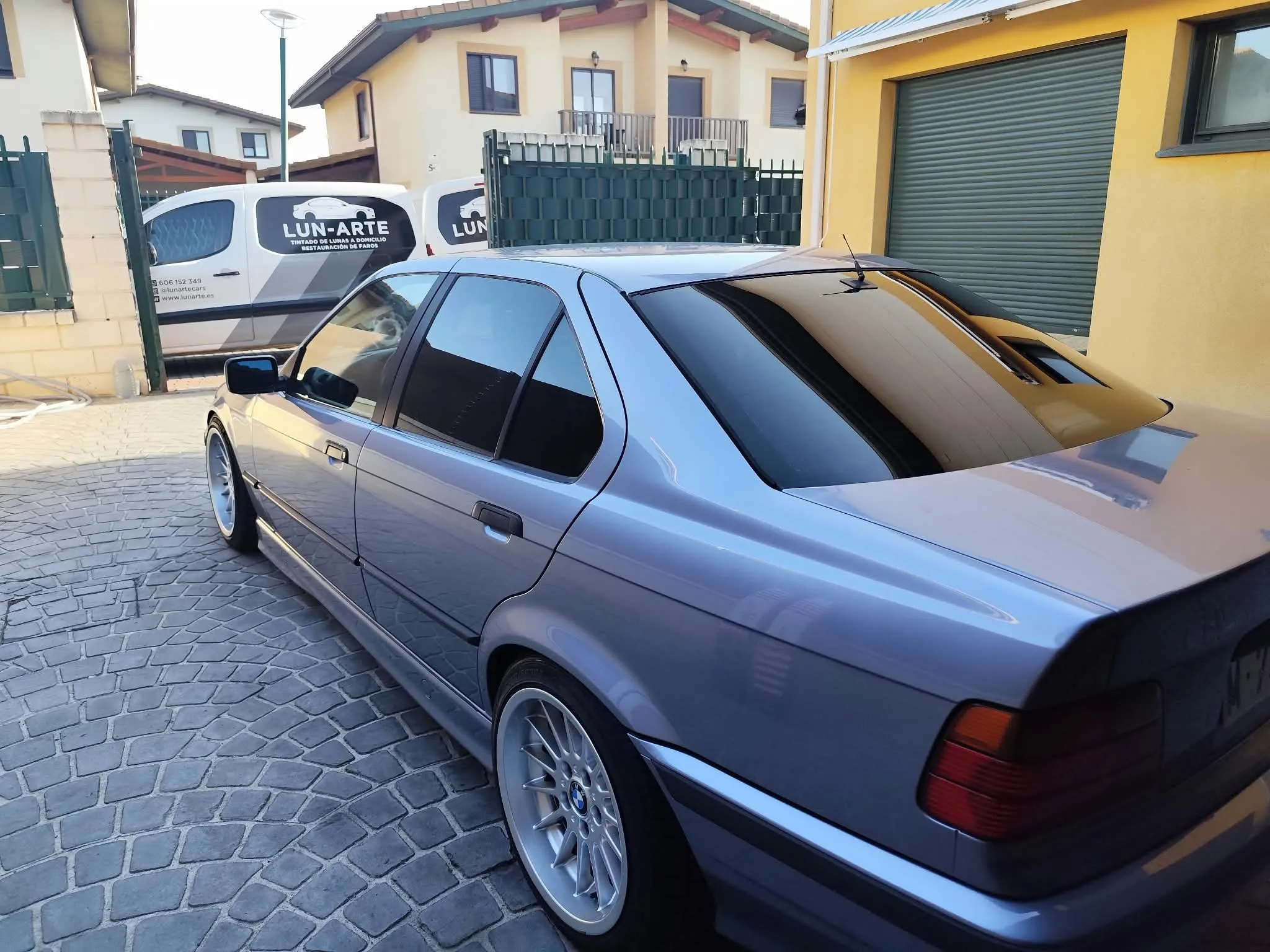 Tintado de lunas en BMW E36 con furgoneta Lunarte a domicilio en Burgos