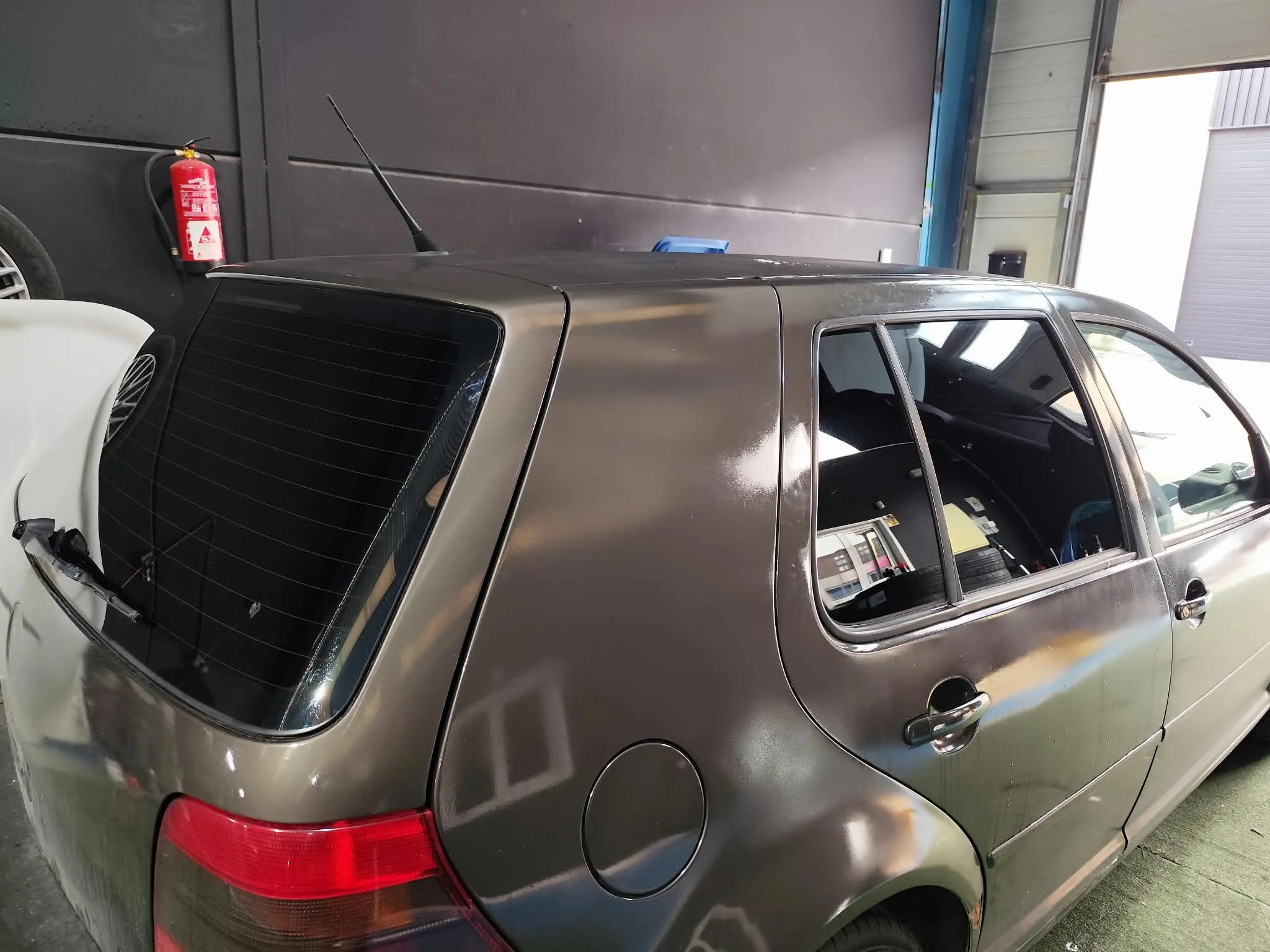 Volkswagen Golf con lunas tintadas en taller Lunarte